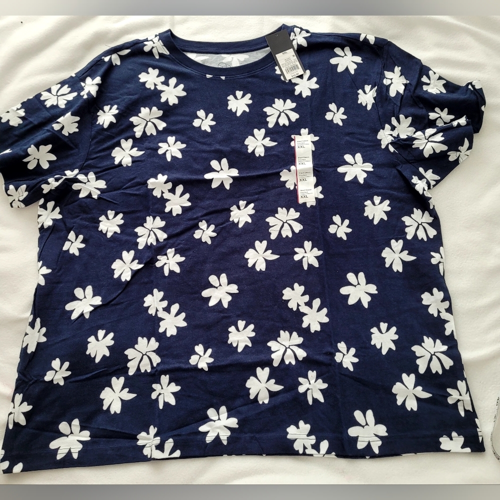 NWT Plus Sized Women's 3XL Blue and White Floral Short Sleeve Top